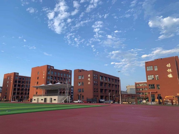 新校区操场与教学楼