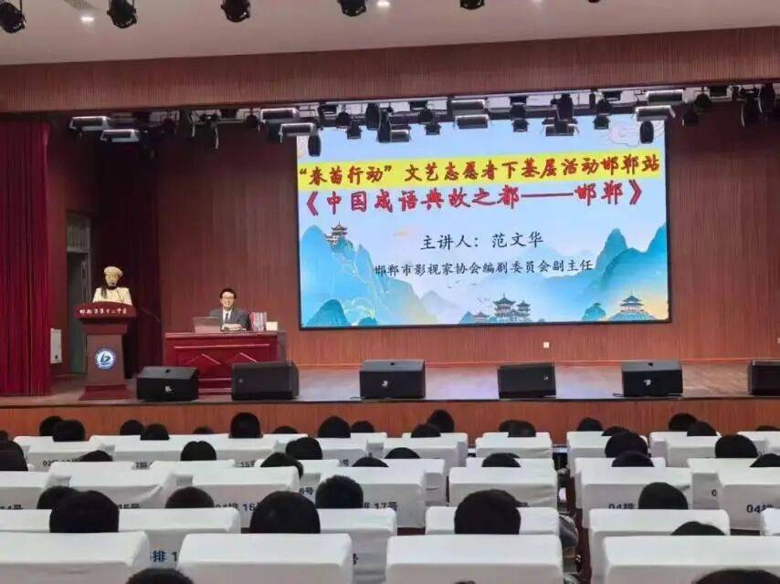 高校师生来校观摩课堂